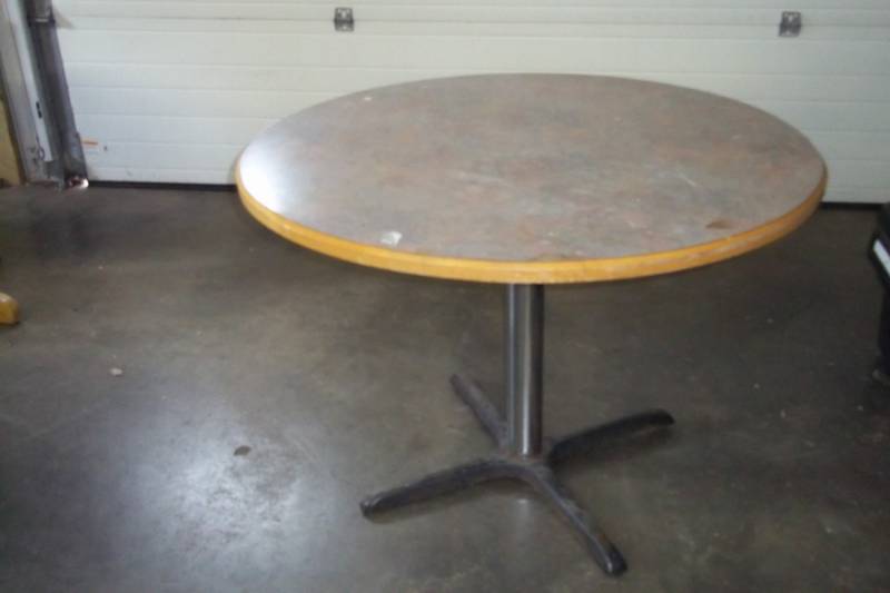 lot 25 image: 42 Round Table