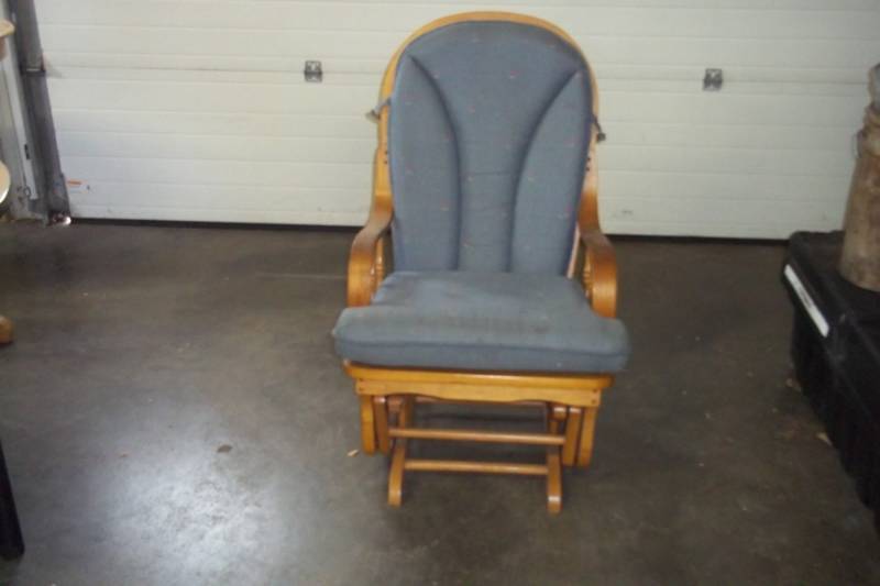 lot 28 image: Glider Rocker