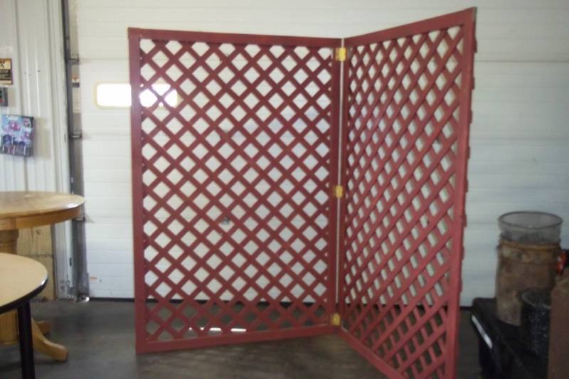 lot 29 image: 2 pc Hinged Garden Trellis, each panel is 50 wide x 73 78 high)