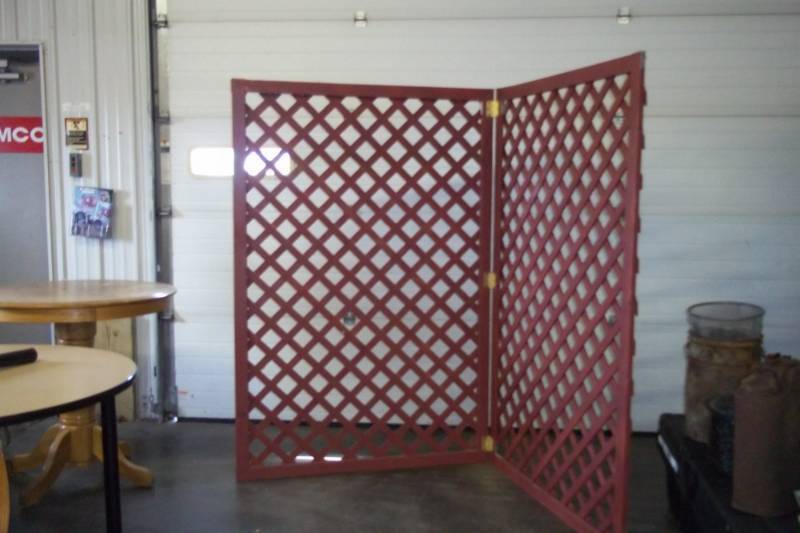 lot 31 image: 2 pc Hinged Garden Trellis, each panel is 50 wide x 73 78 high)