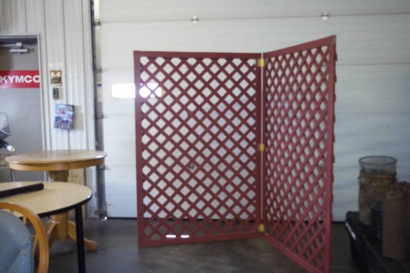 lot 32 image: 2 pc Hinged Garden Trellis, each panel is 50 wide x 73 78 high)
