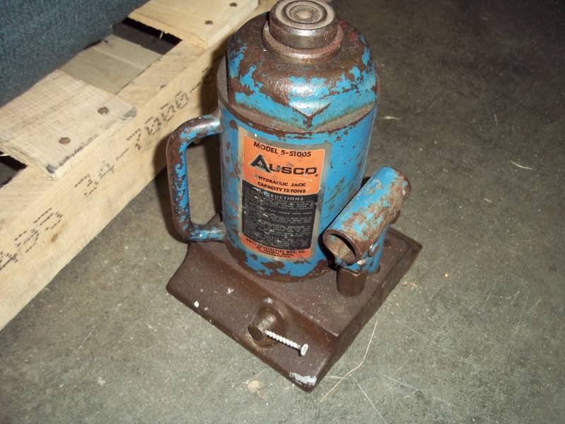 lot 8 image: Bottle Jack 12 Ton