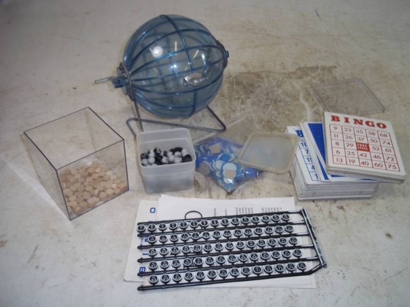 lot 10 image: Vintage Bingo Game Set