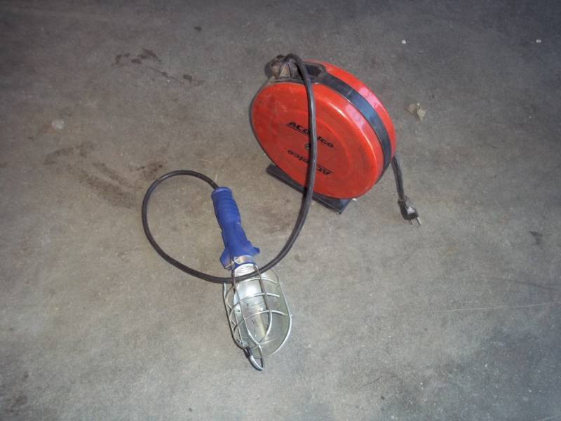 lot 206 image: Trouble Light with Retractable Cord