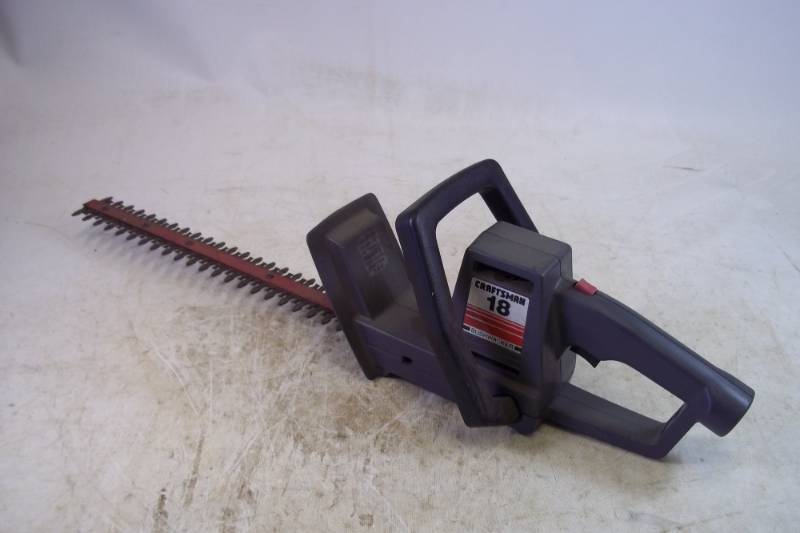 lot 212 image: Craftsman 18 Hedge Trimmer