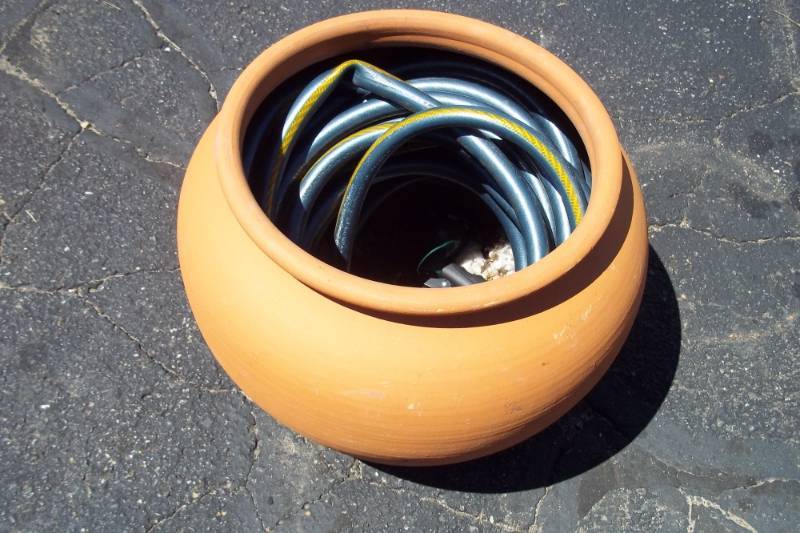 lot 215 image: Planter with hose