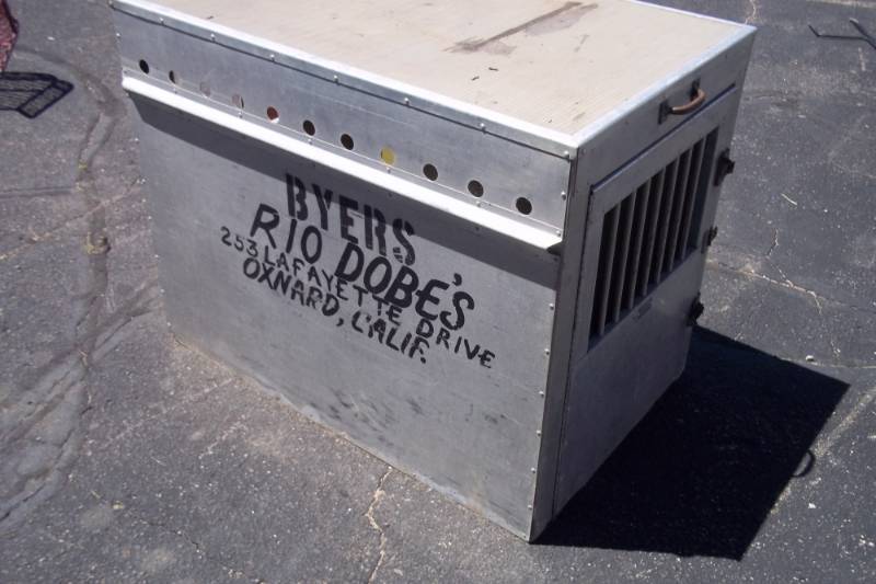 lot 216 image: Dog shipping Crate. Great for your hunting dog.