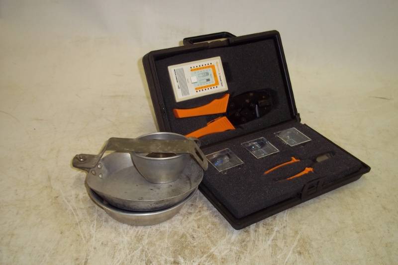 lot 243 image: Mess kit with tools
