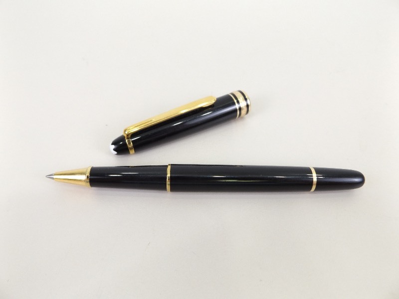 lot 2 image: Montblanc Meisterstck Classique Rollerball Pen