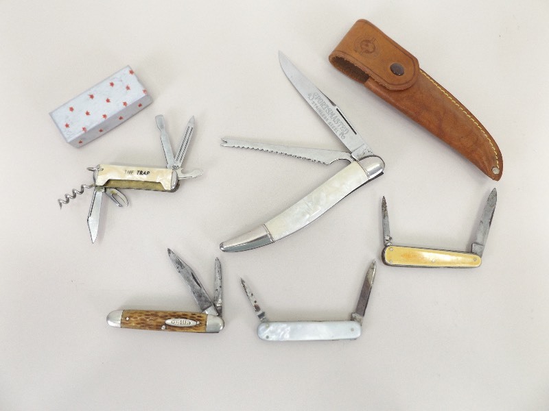 lot 36 image: Lot of Collectible Pocket Knives