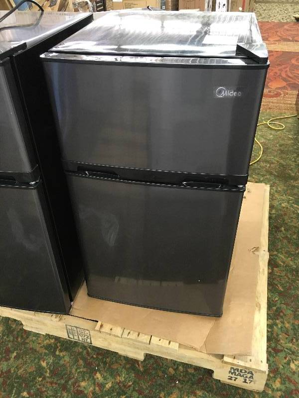 lot 56 image: MIDEA WHD-125FBS1 MINI FRIDGE, RETAIL $99.99