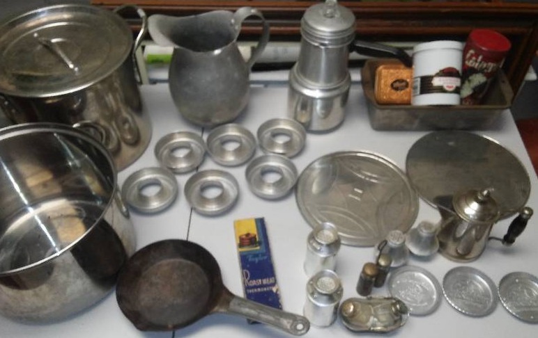 lot 164 image: Miscellaneous vintage kitchen