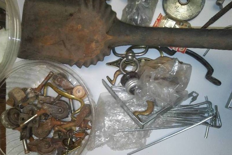 lot 165 image: Vintage cabinet hardware and more