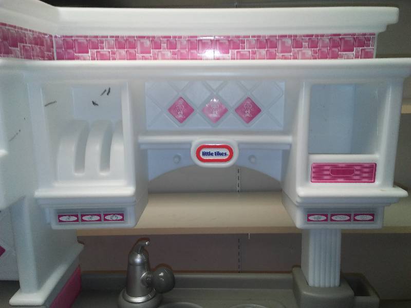 lot 180 image: Little Tikes kitchen play center