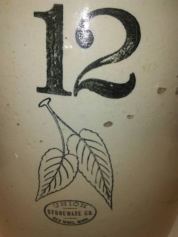 lot 186 image: Redwing crock No.12
