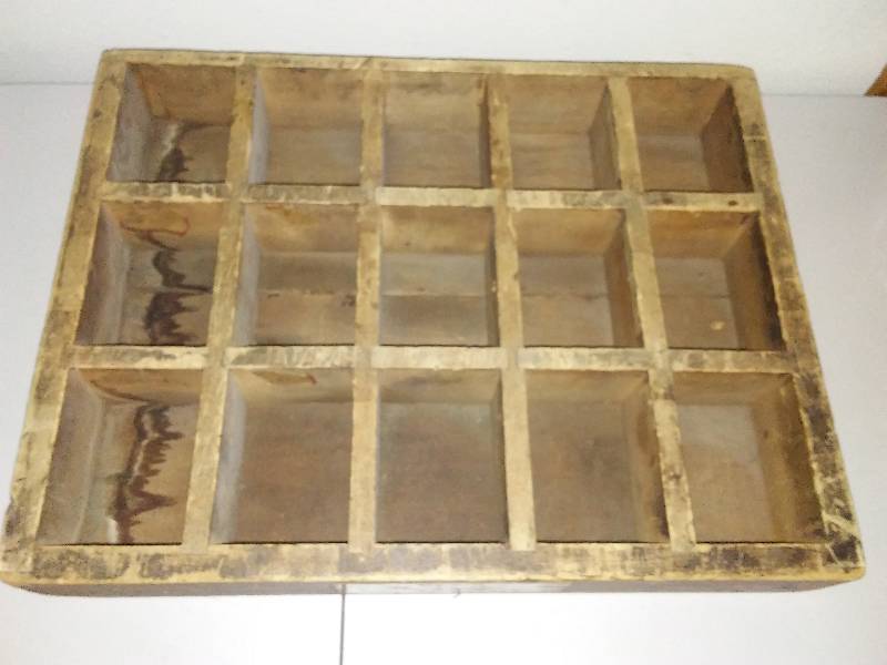 lot 219 image: Vintage wood tray 12 compartments