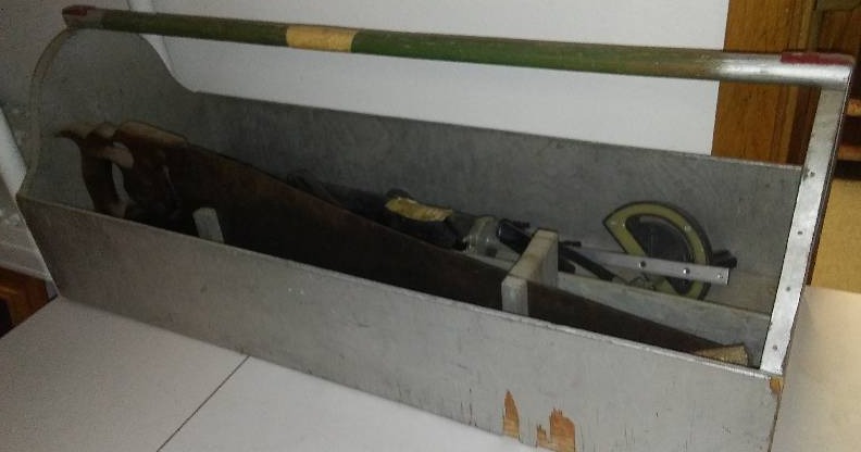 lot 257 image: Open vintage tool box carrier and more, 33 x 12 x 13