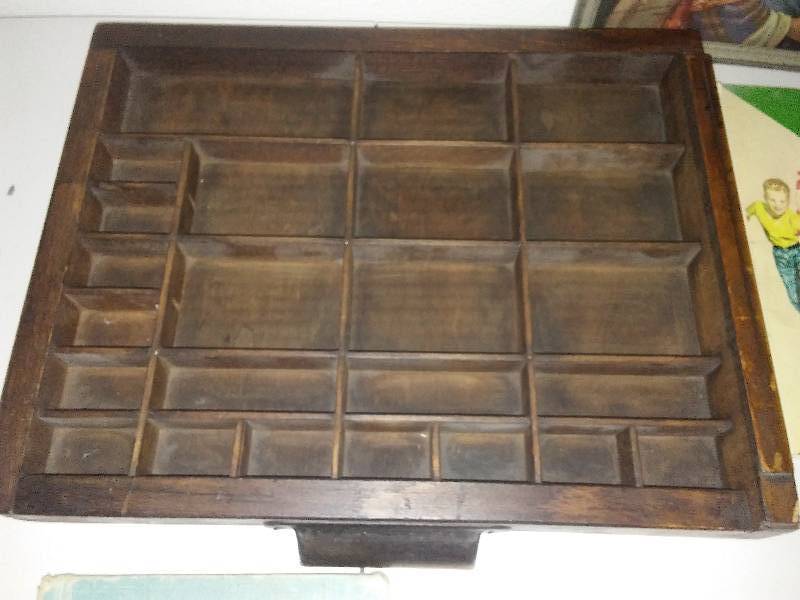 lot 260 image: Miscellaneous vintage enamelware, Pez, wood box
