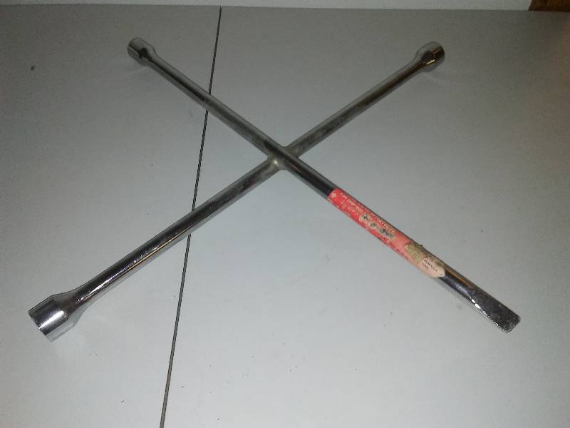 lot 263 image: Four-sided lug wrench, different sizes
