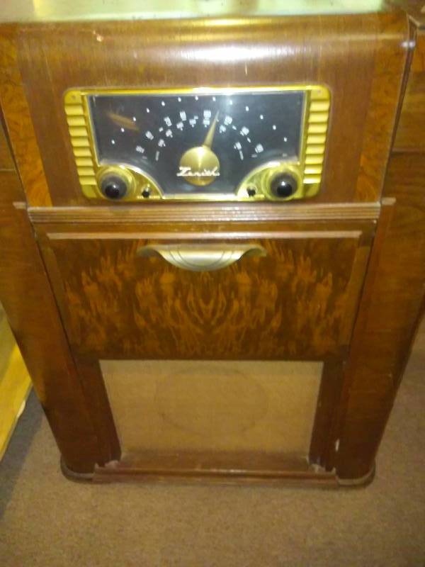 lot 271 image: Zenith AM radio and phonograph