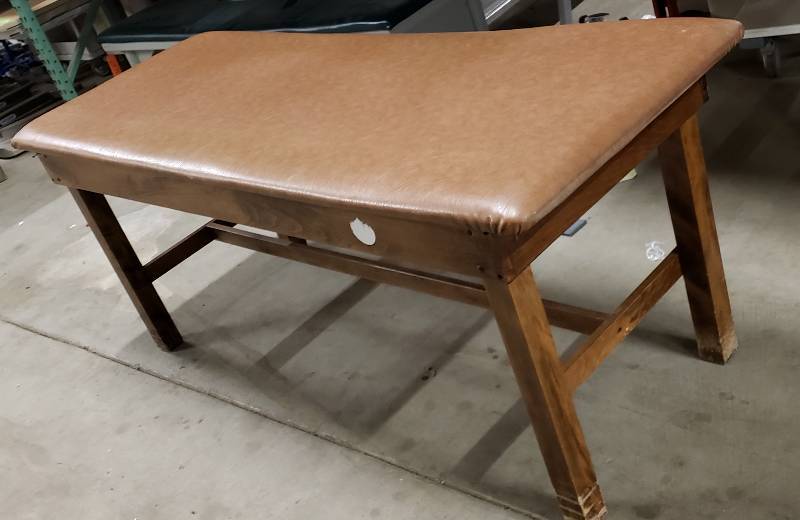 lot 4 image: Ritter 95 Classic Series Examination Table - Nice Solid Wood Construction & Condition - No Tears To The Upholstery - Legs Have Wear At The Bases