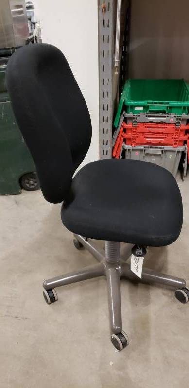 lot 25 image: Mobile Adjustable Office Computer Chair