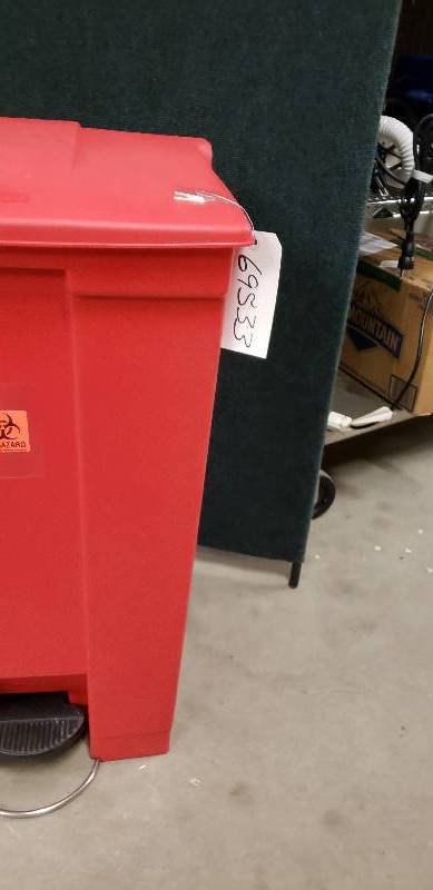lot 36 image: Rubbermaid Waste Container With Foot Pedal