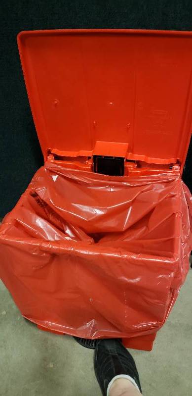 lot 37 image: Small Rubbermaid Waste Bin with Foot Pedal