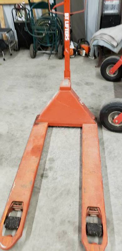 lot 40 image: Pallet Jack - BT LIFT 2000U - 4500lbs Capacity - For Repair - Does not Lift