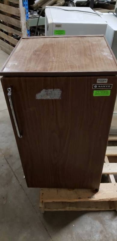 sanyo mini fridge brown