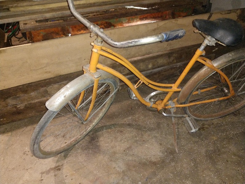 lot 3 image: Vintage Vista Bicycle (Orange)