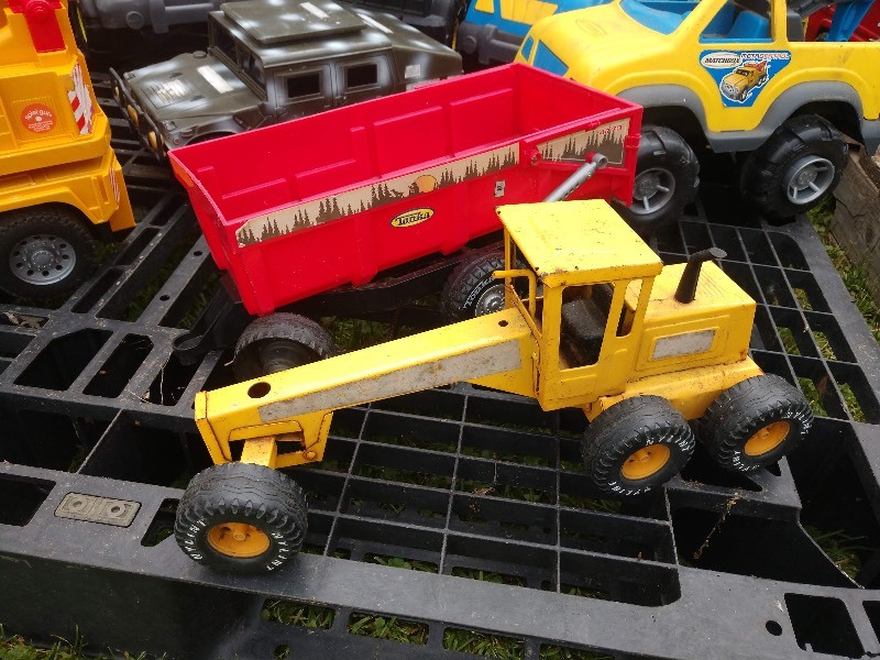 lot 72 image: Tonka, Matchbox, Nylint, Bruder, Hum Vee Toy Vehicles