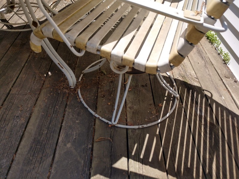 lot 106 image: Retro Patio Furniture Set Homecrest YellowWhite Vinyl Chairs and Round Table w Umbrella Hole