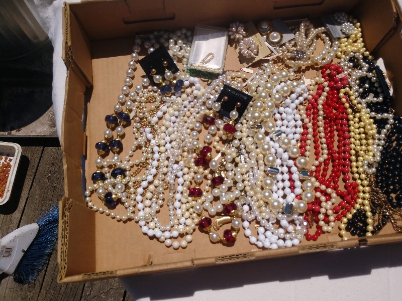 lot 140 image: Costume Jewelry, Necklaces and Earrings. A Lot of Pearlescent Beads in This Lot