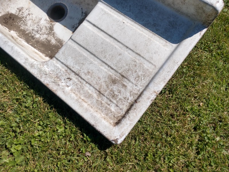 lot 32 image: Porcelain Barn Sink