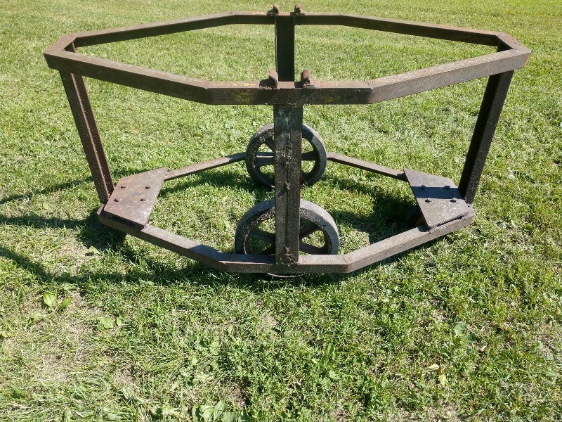 lot 1 image: Octagon Cart (Rusty)