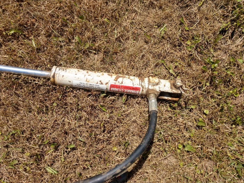 lot 21 image: International Harvester Hydraulic Cylinder Farm Tractor Implements