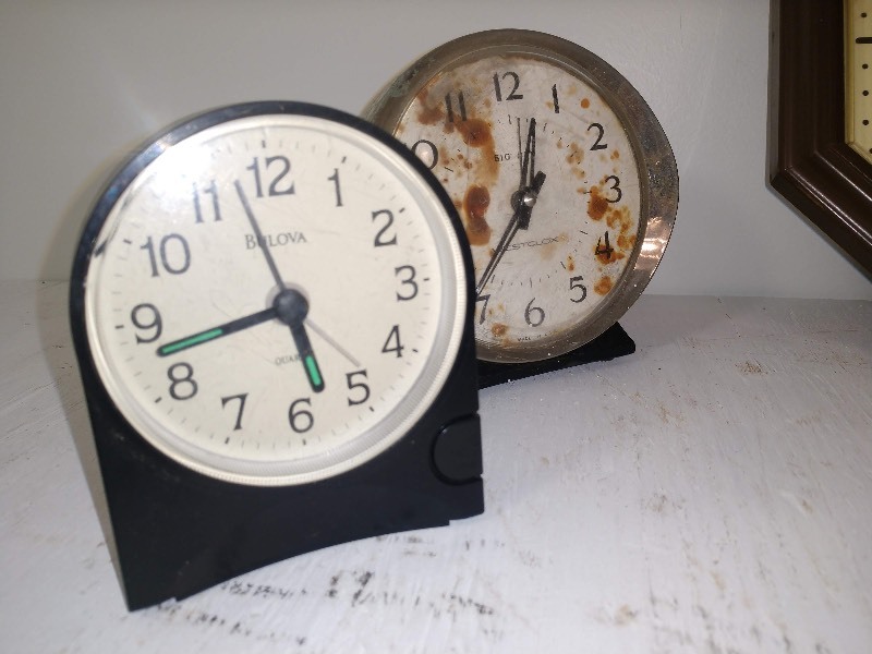 lot 16 image: Vintage Clocks (5)