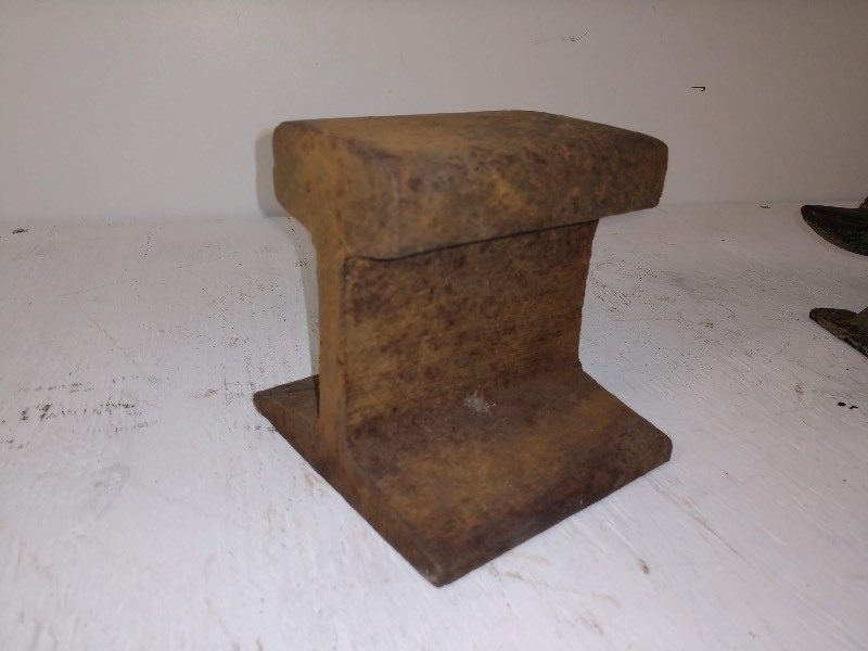 lot 18 image: Antique Primitive Cast Iron Blacksmiths Tool Railroad Track Anvil Jeweler, Teal Retro Miniature Anvil