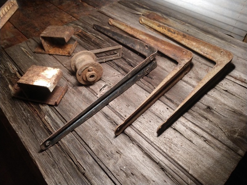 lot 40 image: Industrial Shevling Brackets, Metal Clamps