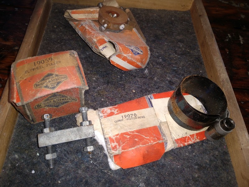 lot 64 image: Briggs & Stratton 19069 Flywheel Puller, Briggs & Stratton Part 27941, Comp Piston Ring 19070