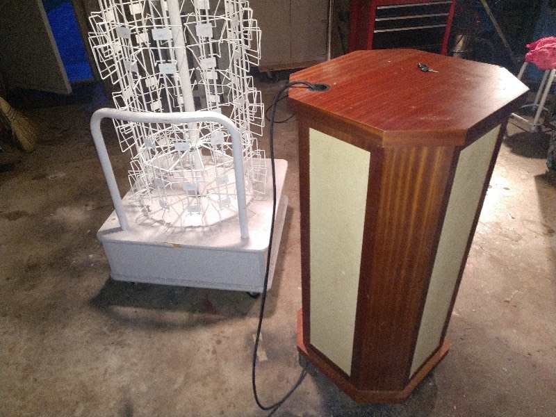 lot 69 image: Vintage White 5 Level Retail Spinner Carousel Display Fixture and&nbspAntique Display Case w Key and Plug In, On Casters 