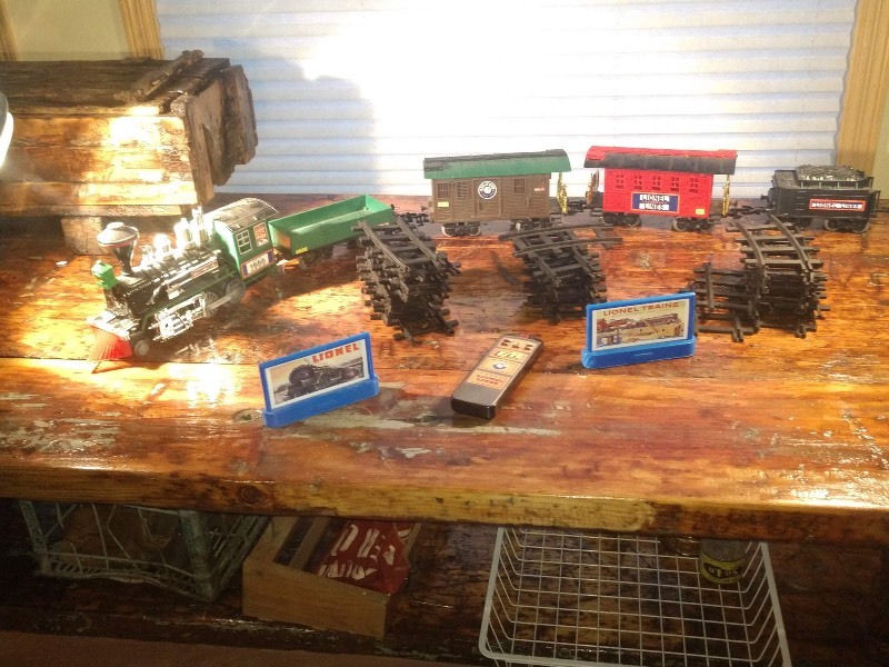 lot 54 image: Lionel Train Set, WORKS PERFECTLY