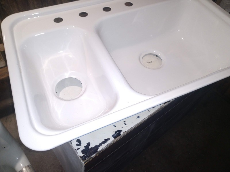 lot 93 image: NEW Double Bowl Farmhouse Kitchen Sink