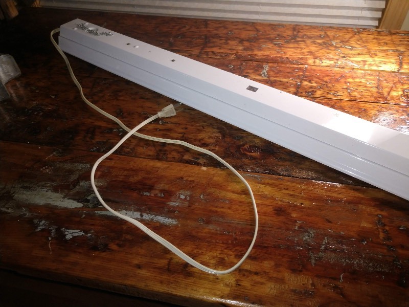 lot 105 image: Plug In Fluorescent Lighting Unit