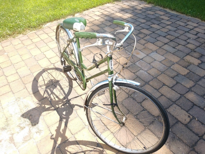 lot 106 image: Vintage 1969 Schwinn Collegiate Bicycle (Green)