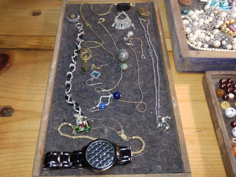 lot 108 image: Huge Lot of Vintage Jewelry