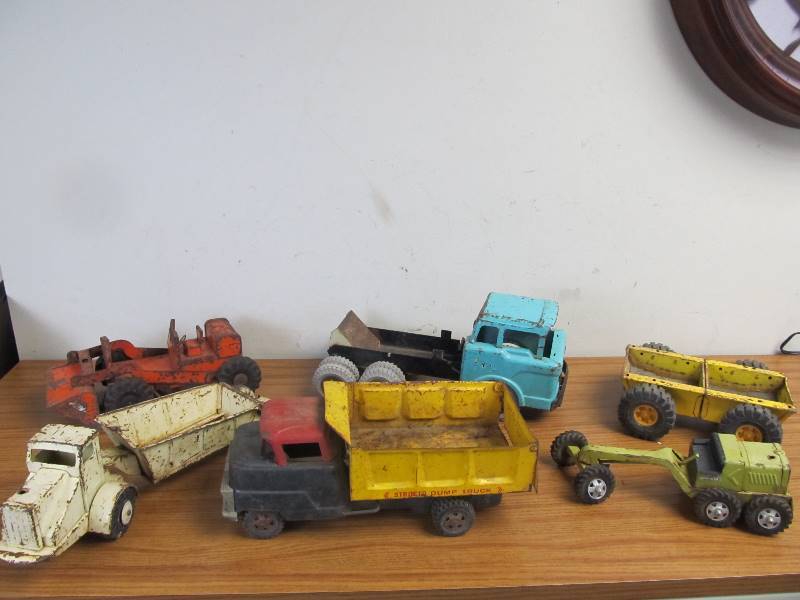 lot 22 image: Lot of Old Vintage Pressed Steel Toy Vehicles