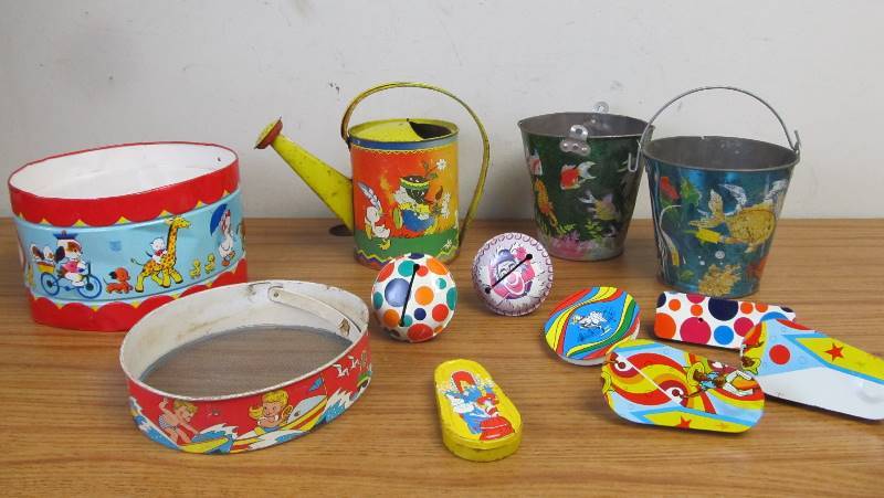lot 25 image: Lot of Vintage 1950s-60s Tin Toys