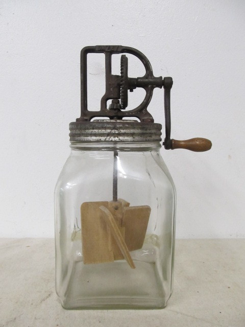 lot 44 image: Antique DAZEY 4 Quart Churn (Crack in edge of glass)
